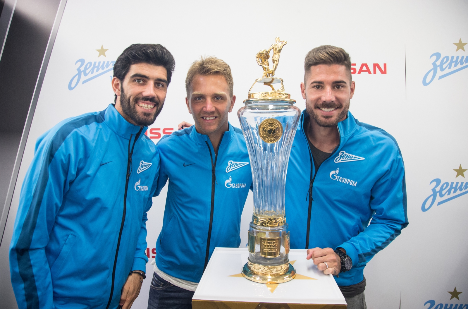 Церемония вручения ключей от автомобилей Nissan игрокам ФК «Зенит»