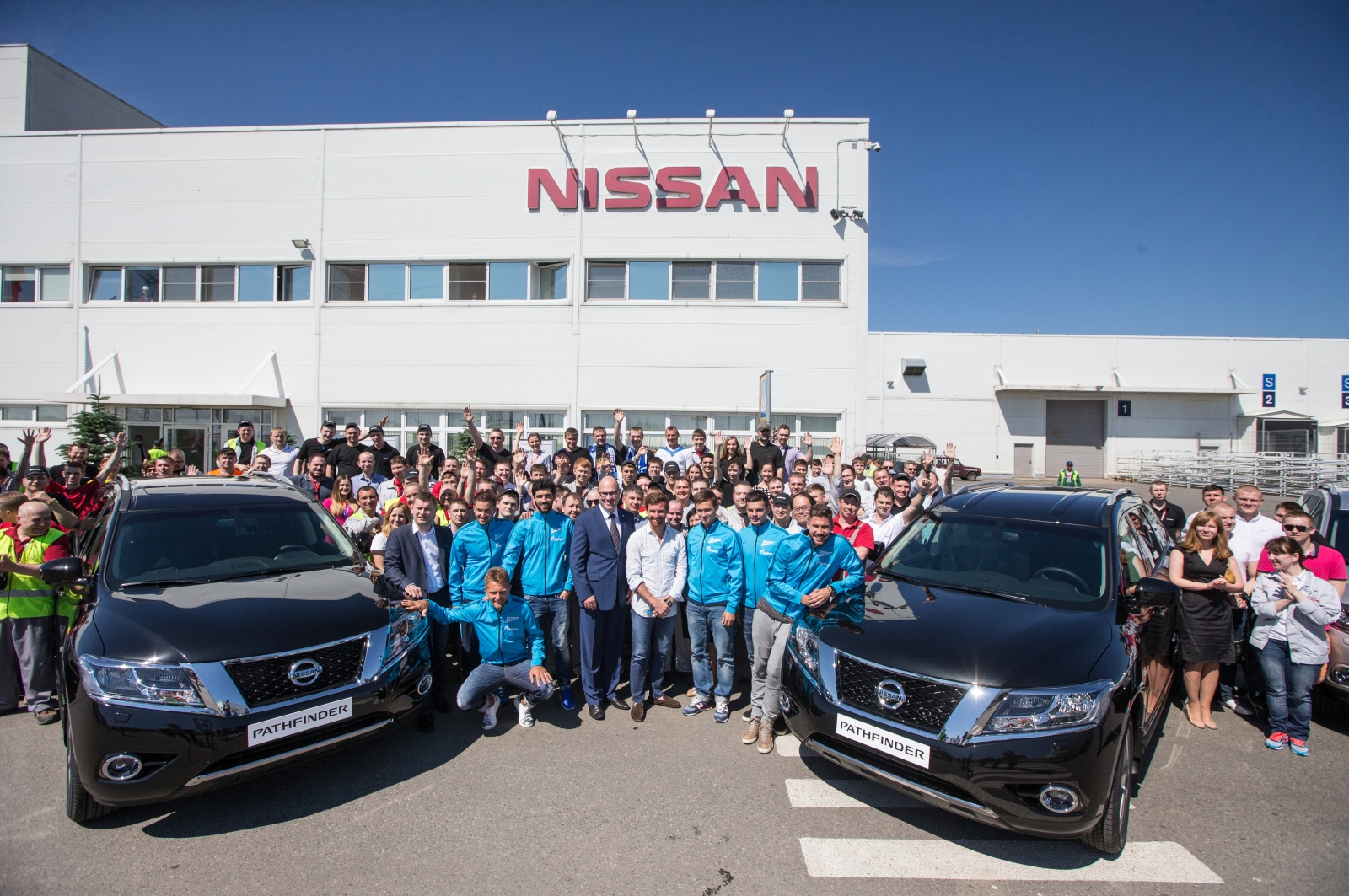 Церемония вручения ключей от автомобилей Nissan игрокам ФК «Зенит»
