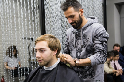 «Давай-давай!»: Данни поработал парикмахером, чтобы помочь больным детям 