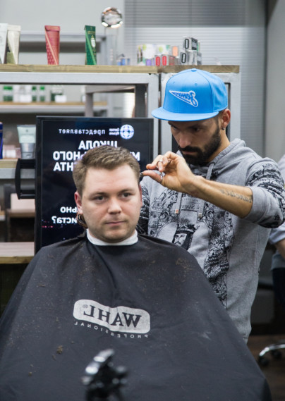 «Давай-давай!»: Данни поработал парикмахером, чтобы помочь больным детям