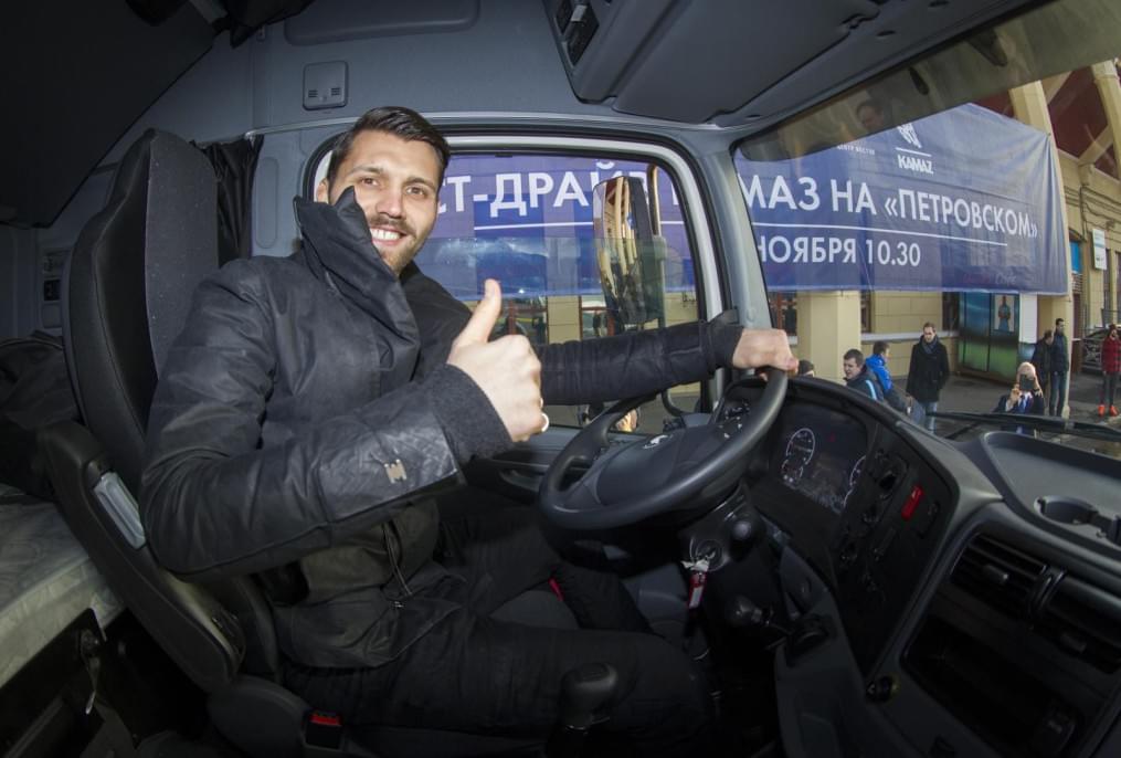 Тест-драйв «Камаз» на стадионе «Петровский»