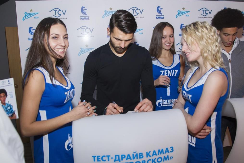 Тест-драйв «Камаз» на стадионе «Петровский»