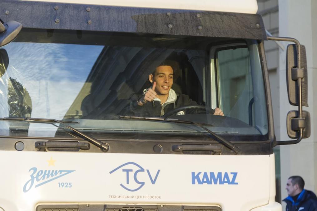 Тест-драйв «Камаз» на стадионе «Петровский»