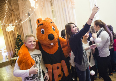 «Новогодний рейс» сине-бело-голубых: фоторепортаж из Детского дома № 53