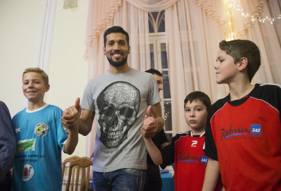 «Новогодний рейс» сине-бело-голубых: фоторепортаж из Детского дома № 53