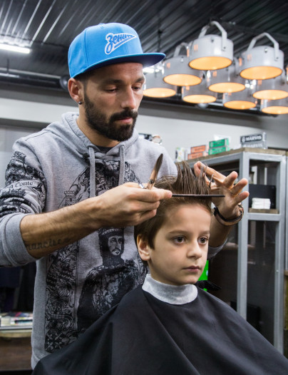 «Давай-давай!»: Данни поработал парикмахером, чтобы помочь больным детям