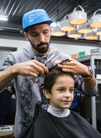 «Давай-давай!»: Данни поработал парикмахером, чтобы помочь больным детям
