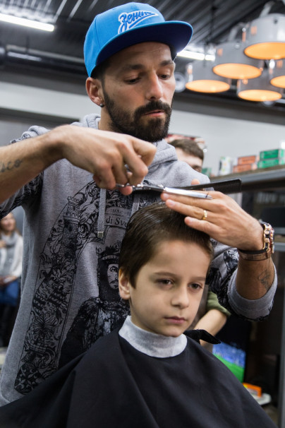 «Давай-давай!»: Данни поработал парикмахером, чтобы помочь больным детям