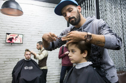 «Давай-давай!»: Данни поработал парикмахером, чтобы помочь больным детям