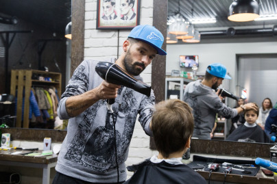 «Давай-давай!»: Данни поработал парикмахером, чтобы помочь больным детям