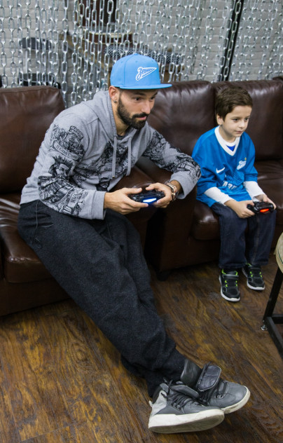 «Давай-давай!»: Данни поработал парикмахером, чтобы помочь больным детям