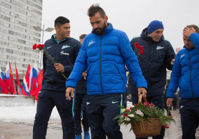 Футболисты ФК «Зенит» возложили цветы к Монументу героическим защитникам Ленинграда