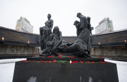 Футболисты ФК «Зенит» возложили цветы к Монументу героическим защитникам Ленинграда