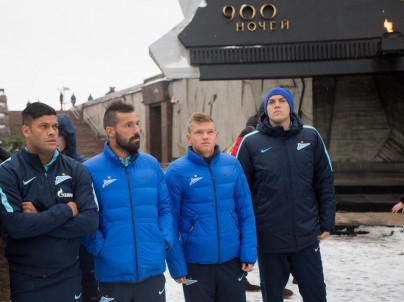 Футболисты ФК «Зенит» возложили цветы к Монументу героическим защитникам Ленинграда