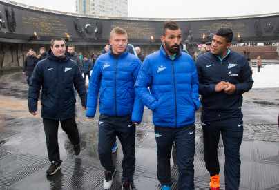 Футболисты ФК «Зенит» возложили цветы к Монументу героическим защитникам Ленинграда