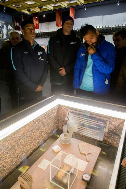 Футболисты ФК «Зенит» возложили цветы к Монументу героическим защитникам Ленинграда