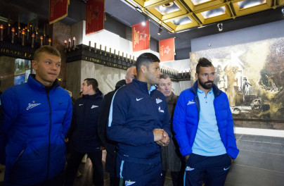 Футболисты ФК «Зенит» возложили цветы к Монументу героическим защитникам Ленинграда