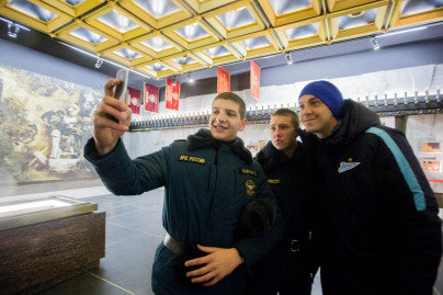 Футболисты ФК «Зенит» возложили цветы к Монументу героическим защитникам Ленинграда