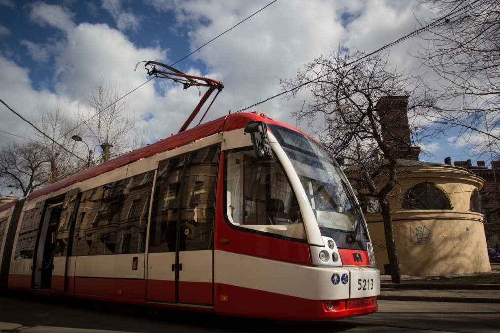 «Давай-давай!»: нападающий ФК «Зенит» Артём Дзюба поработал кондуктором трамвая в поддержку благотворительного проекта «Зенита» и «Русфонда».