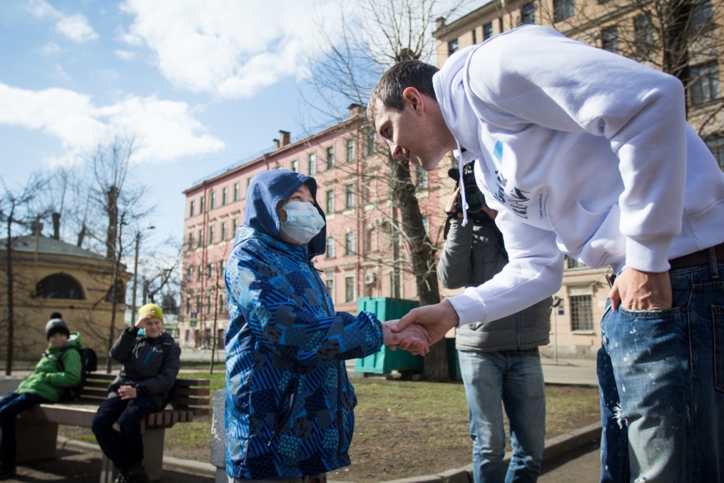 «Давай-давай!»: нападающий ФК «Зенит» Артём Дзюба поработал кондуктором трамвая в поддержку благотворительного проекта «Зенита» и «Русфо