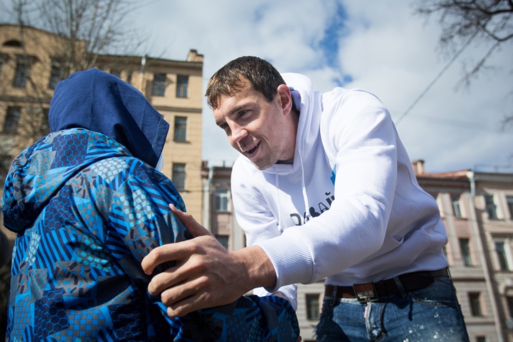 «Давай-давай!»: нападающий ФК «Зенит» Артём Дзюба поработал кондуктором трамвая в поддержку благотворительного проекта «Зенита» и «Русфо