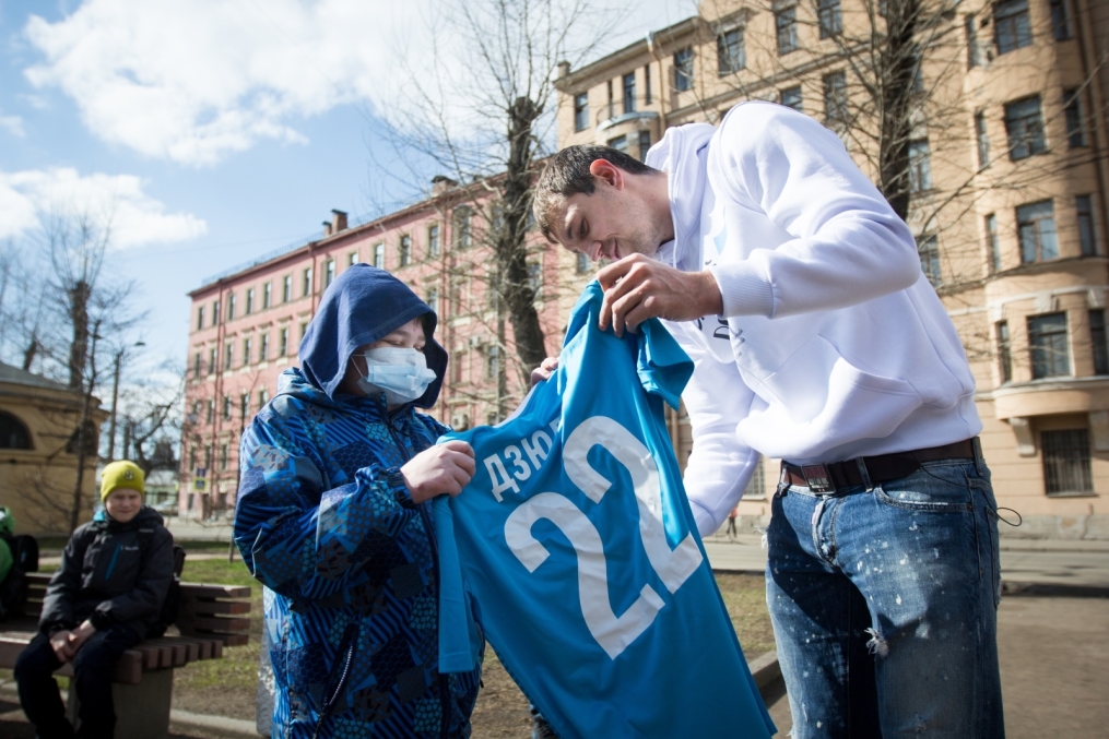 «Давай-давай!»: нападающий ФК «Зенит» Артём Дзюба поработал кондуктором трамвая в поддержку благотворительного проекта «Зенита» и «Русфо