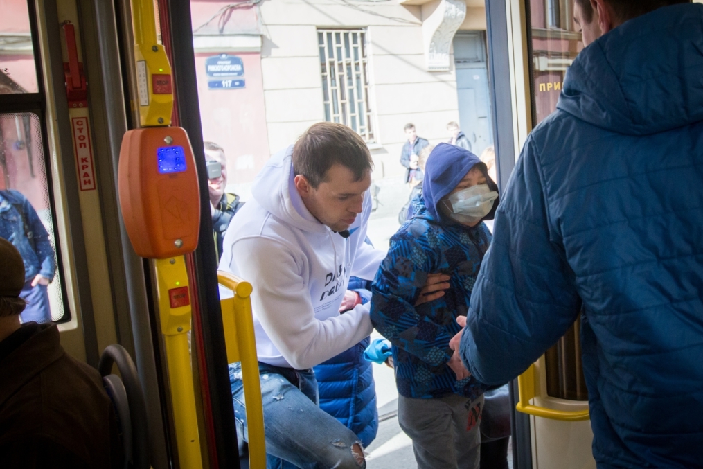 «Давай-давай!»: нападающий ФК «Зенит» Артём Дзюба поработал кондуктором трамвая в поддержку благотворительного проекта «Зенита» и «Русфонда».
