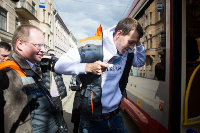 «Давай-давай!»: нападающий ФК «Зенит» Артём Дзюба поработал кондуктором трамвая в поддержку благотворительного проекта «Зенита» и «Русфонда».