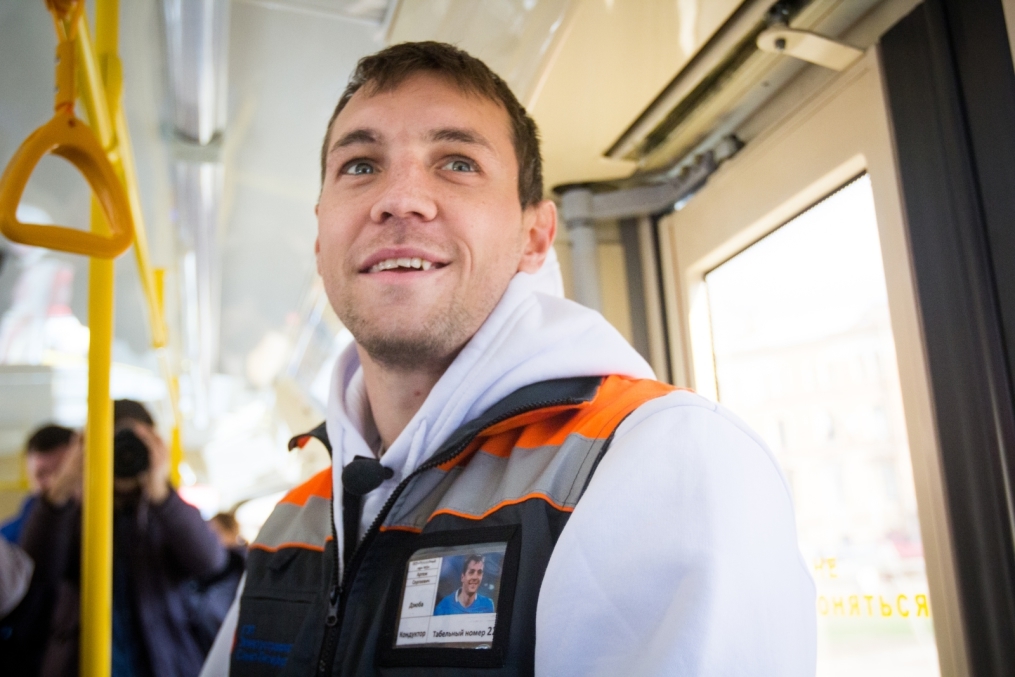 «Давай-давай!»: нападающий ФК «Зенит» Артём Дзюба поработал кондуктором трамвая в поддержку благотворительного проекта «Зенита» и «Русфонда».