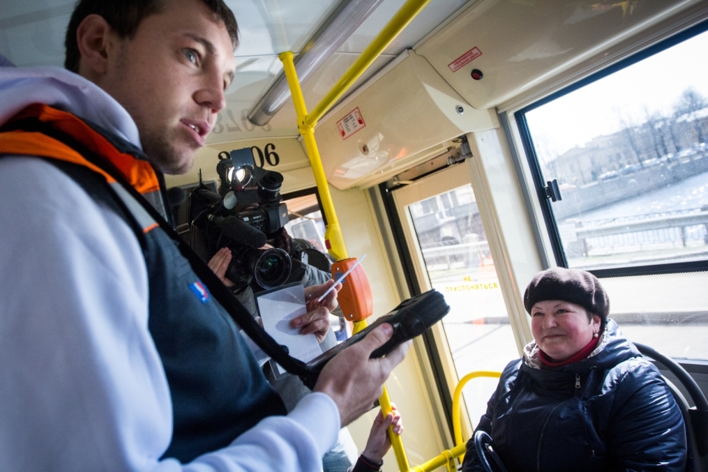 «Давай-давай!»: нападающий ФК «Зенит» Артём Дзюба поработал кондуктором трамвая в поддержку благотворительного проекта «Зенита» и «Русфонда».