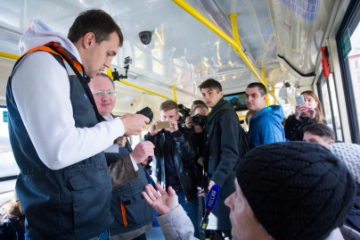 «Давай-давай!»: нападающий ФК «Зенит» Артём Дзюба поработал кондуктором трамвая в поддержку благотворительного проекта «Зенита» и «Русфонда».
