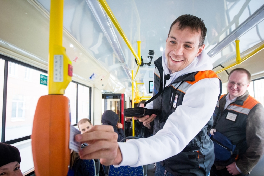 «Давай-давай!»: нападающий ФК «Зенит» Артём Дзюба поработал кондуктором трамвая в поддержку благотворительного проекта «Зенита» и «Русфонда».