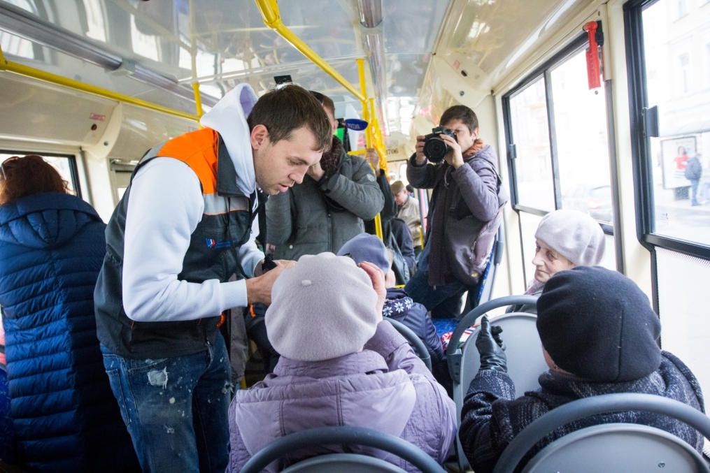 «Давай-давай!»: нападающий ФК «Зенит» Артём Дзюба поработал кондуктором трамвая в поддержку благотворительного проекта «Зенита» и «Русфонда».