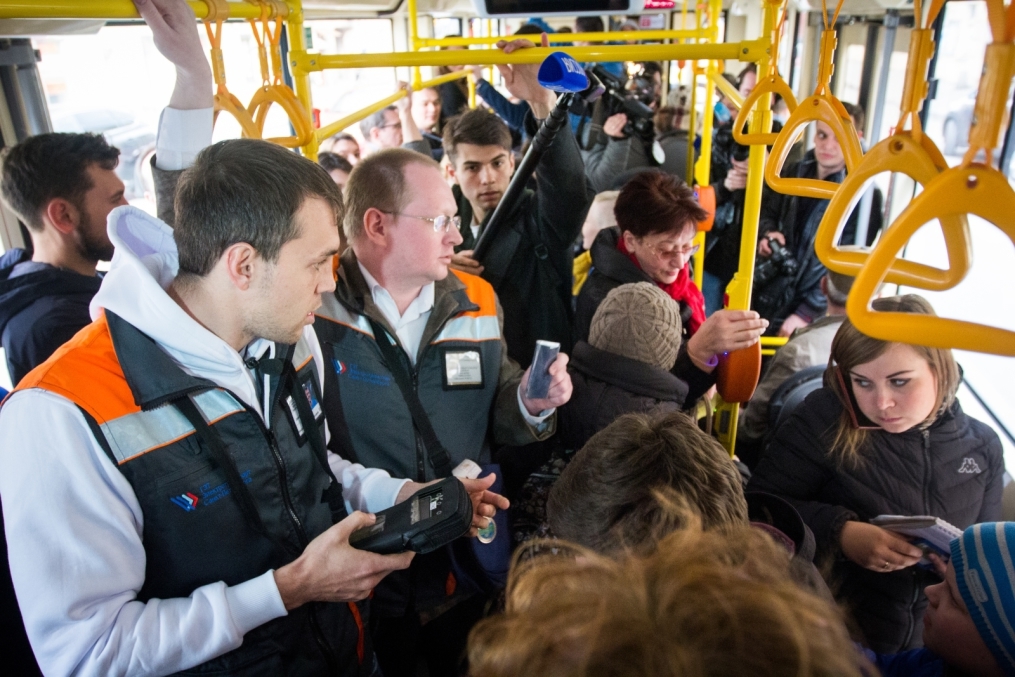 «Давай-давай!»: нападающий ФК «Зенит» Артём Дзюба поработал кондуктором трамвая в поддержку благотворительного проекта «Зенита» и «Русфонда».