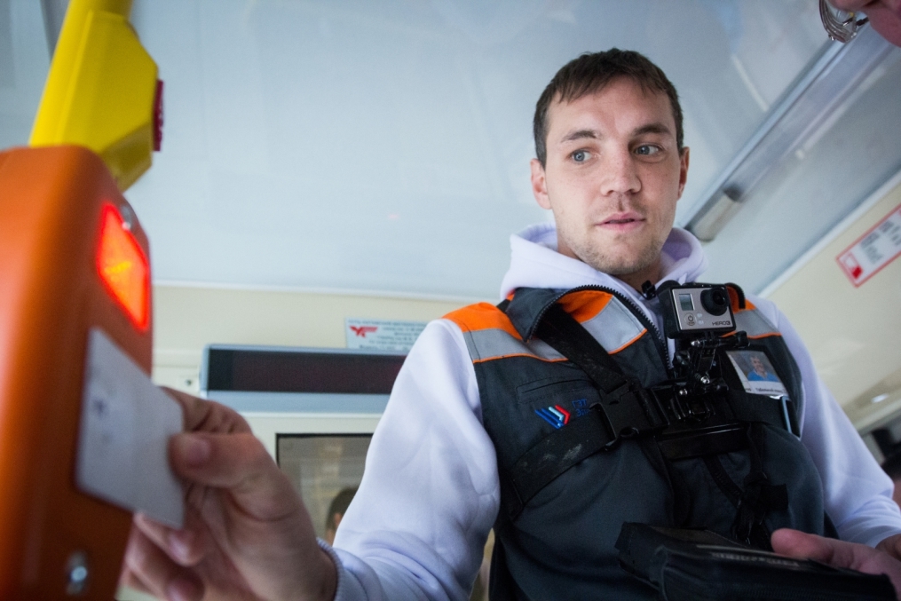 «Давай-давай!»: нападающий ФК «Зенит» Артём Дзюба поработал кондуктором трамвая в поддержку благотворительного проекта «Зенита» и «Русфонда».