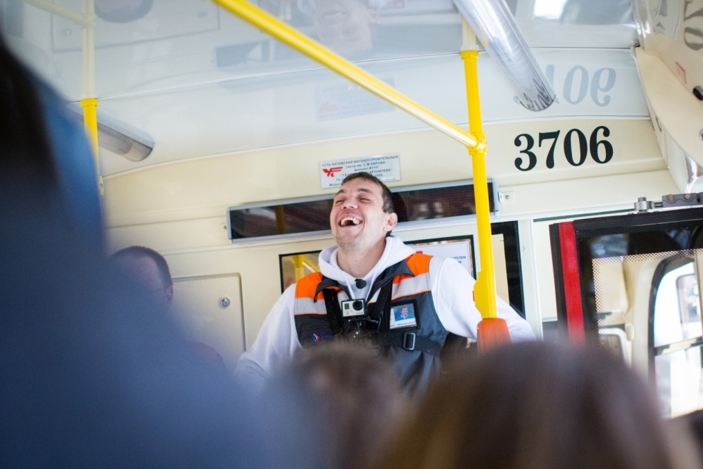 «Давай-давай!»: нападающий ФК «Зенит» Артём Дзюба поработал кондуктором трамвая в поддержку благотворительного проекта «Зенита» и «Русфонда».