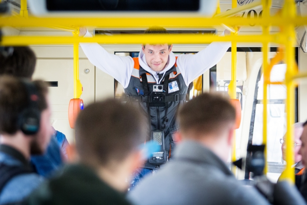 «Давай-давай!»: нападающий ФК «Зенит» Артём Дзюба поработал кондуктором трамвая в поддержку благотворительного проекта «Зенита» и «Русфонда».