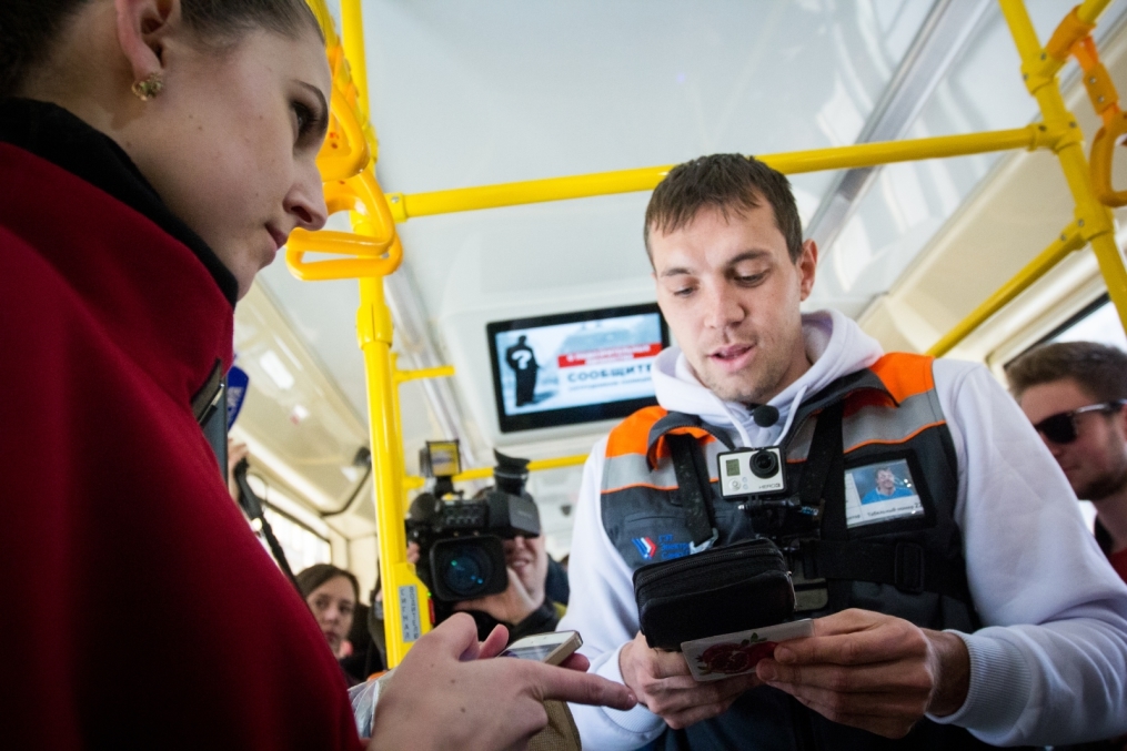«Давай-давай!»: нападающий ФК «Зенит» Артём Дзюба поработал кондуктором трамвая в поддержку благотворительного проекта «Зенита» и «Русфонда».