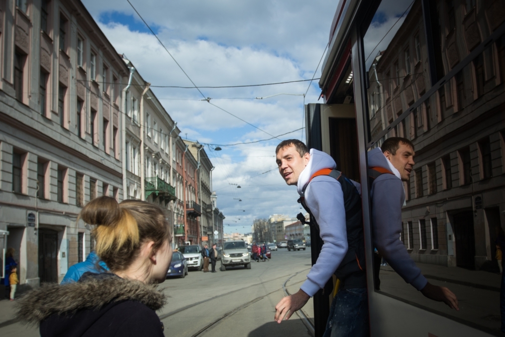 «Давай-давай!»: нападающий ФК «Зенит» Артём Дзюба поработал кондуктором трамвая в поддержку благотворительного проекта «Зенита» и «Русфонда».