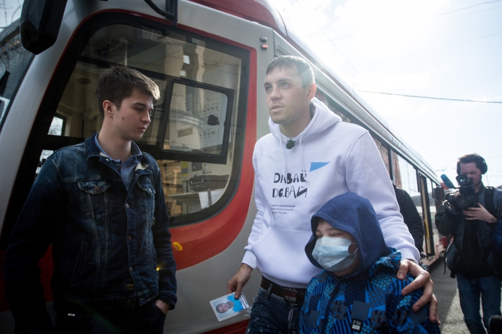 «Давай-давай!»: нападающий ФК «Зенит» Артём Дзюба поработал кондуктором трамвая в поддержку благотворительного проекта «Зенита» и «Русфонда».