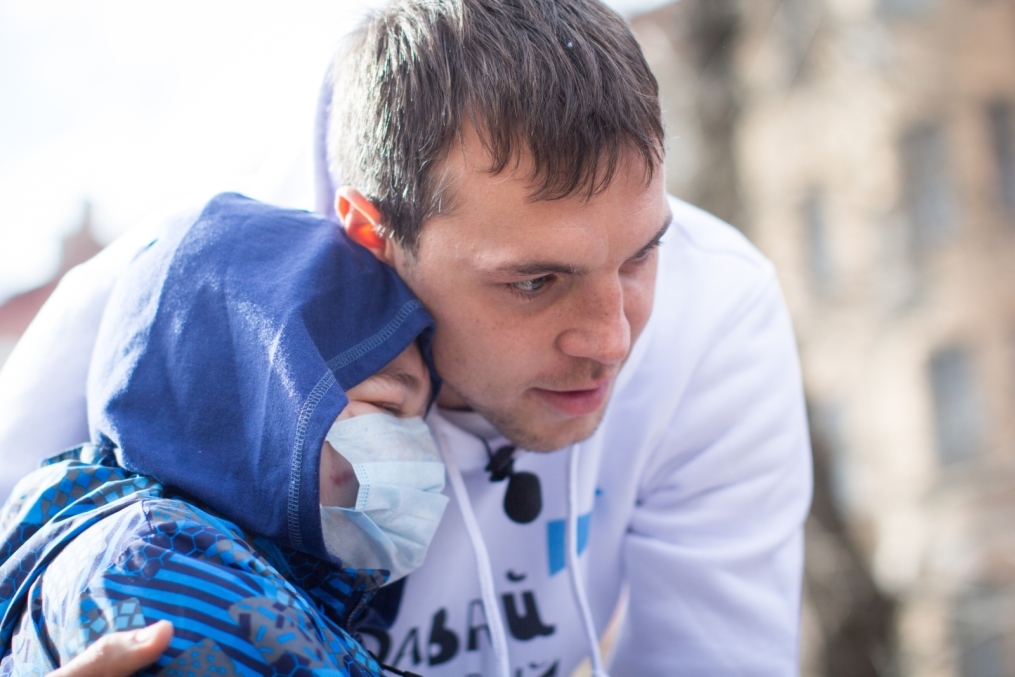 «Давай-давай!»: нападающий ФК «Зенит» Артём Дзюба поработал кондуктором трамвая в поддержку благотворительного проекта «Зенита» и «Русфонда».