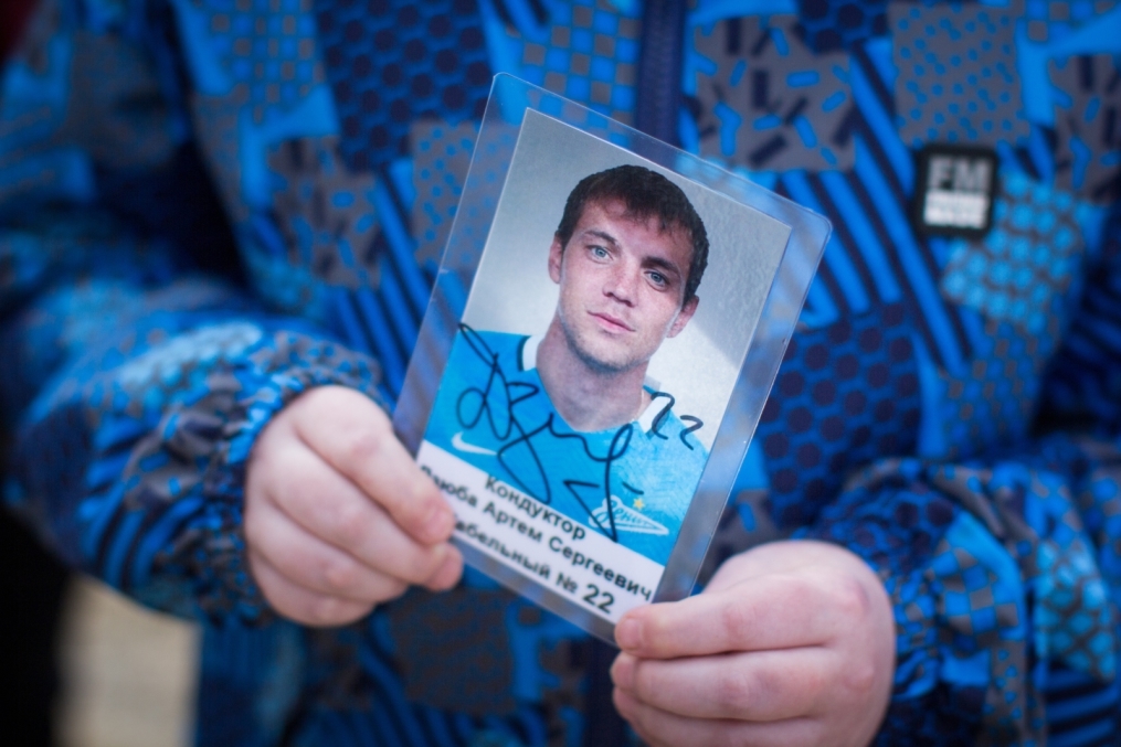 «Давай-давай!»: нападающий ФК «Зенит» Артём Дзюба поработал кондуктором трамвая в поддержку благотворительного проекта «Зенита» и «Русфонда».