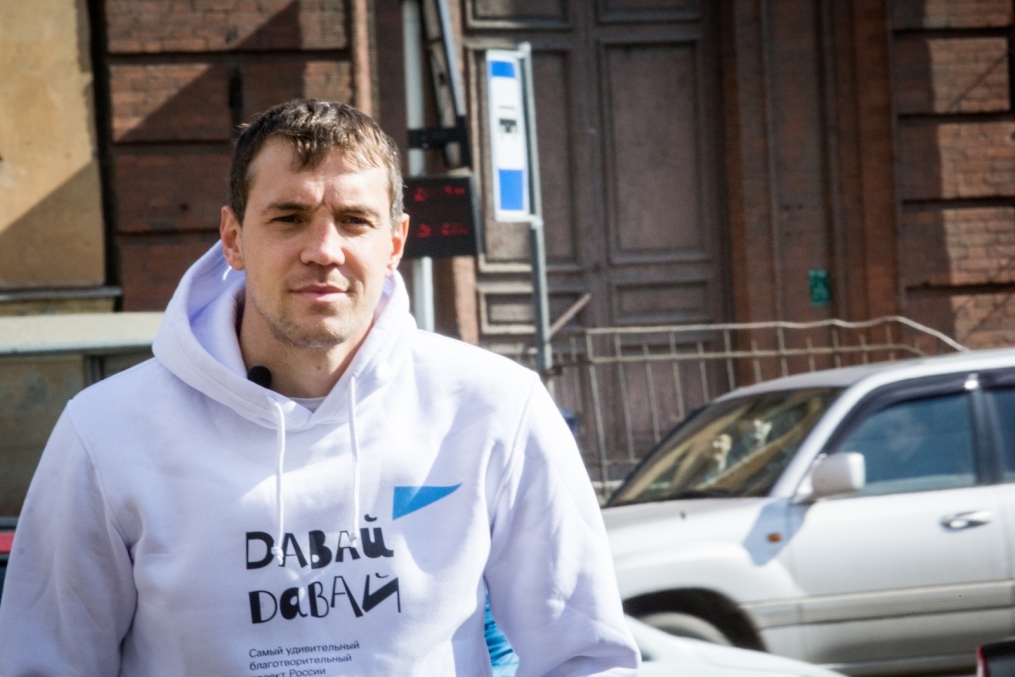 «Давай-давай!»: нападающий ФК «Зенит» Артём Дзюба поработал кондуктором трамвая в поддержку благотворительного проекта «Зенита» и «Русфо