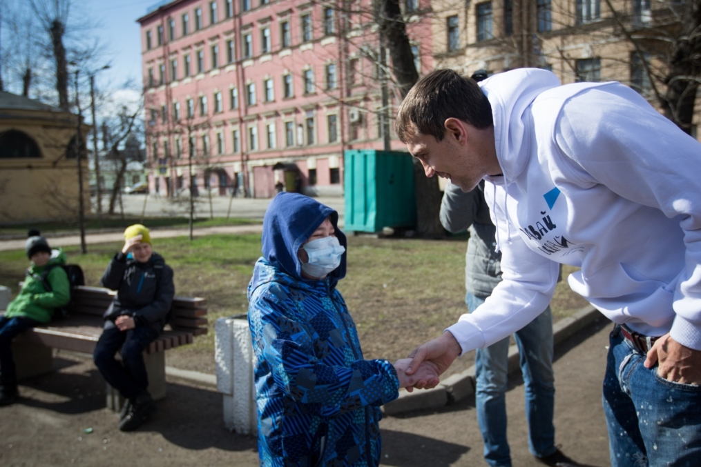 «Давай-давай!»: нападающий ФК «Зенит» Артём Дзюба поработал кондуктором трамвая в поддержку благотворительного проекта «Зенита» и «Русфо