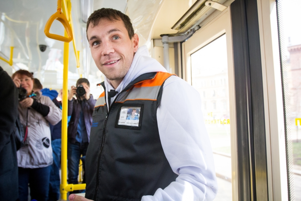«Давай-давай!»: нападающий ФК «Зенит» Артём Дзюба поработал кондуктором трамвая в поддержку благотворительного проекта «Зенита» и «Русфонда».