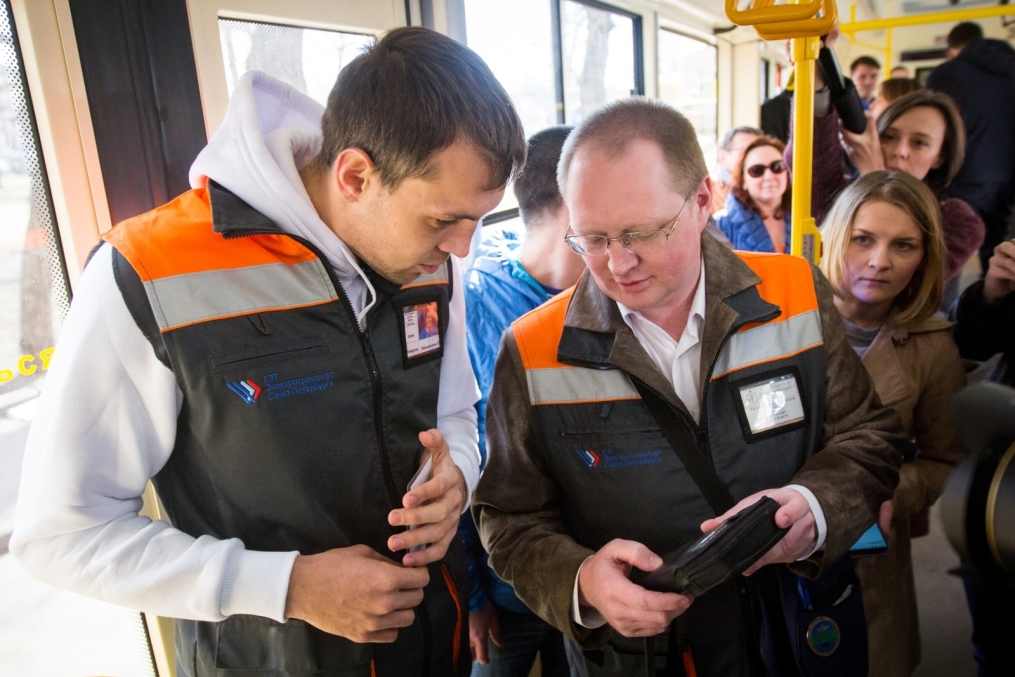 «Давай-давай!»: нападающий ФК «Зенит» Артём Дзюба поработал кондуктором трамвая в поддержку благотворительного проекта «Зенита» и «Русфонда».