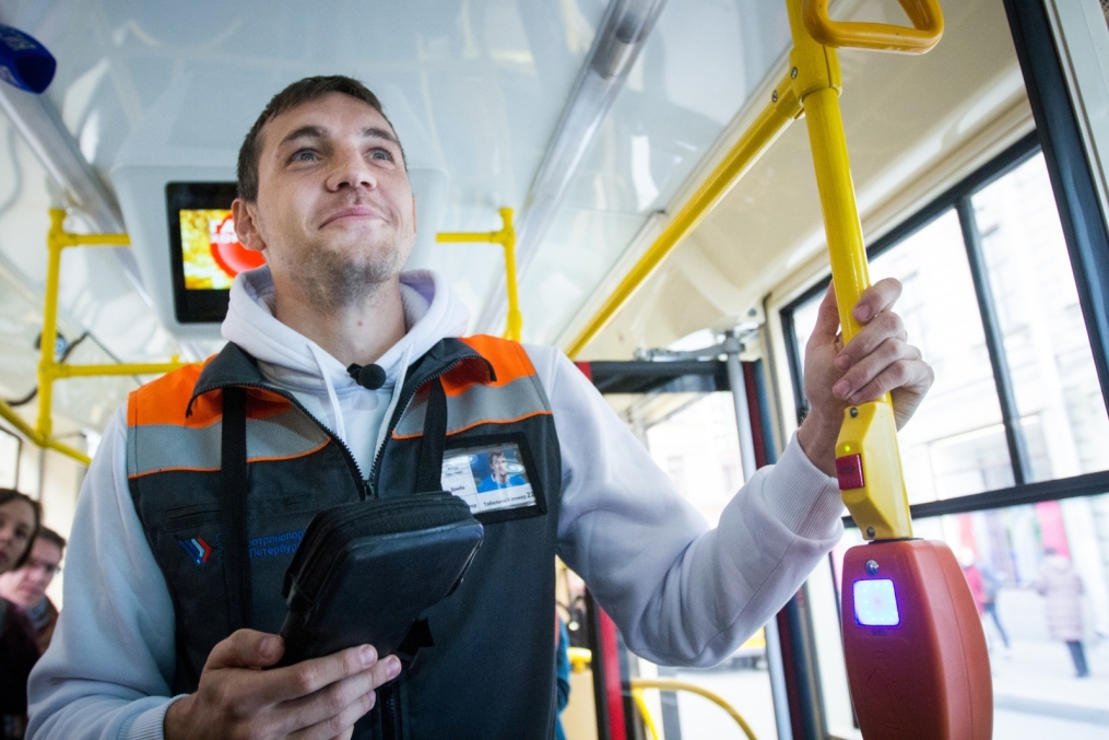 «Давай-давай!»: нападающий ФК «Зенит» Артём Дзюба поработал кондуктором трамвая в поддержку благотворительного проекта «Зенита» и «Русфонда».