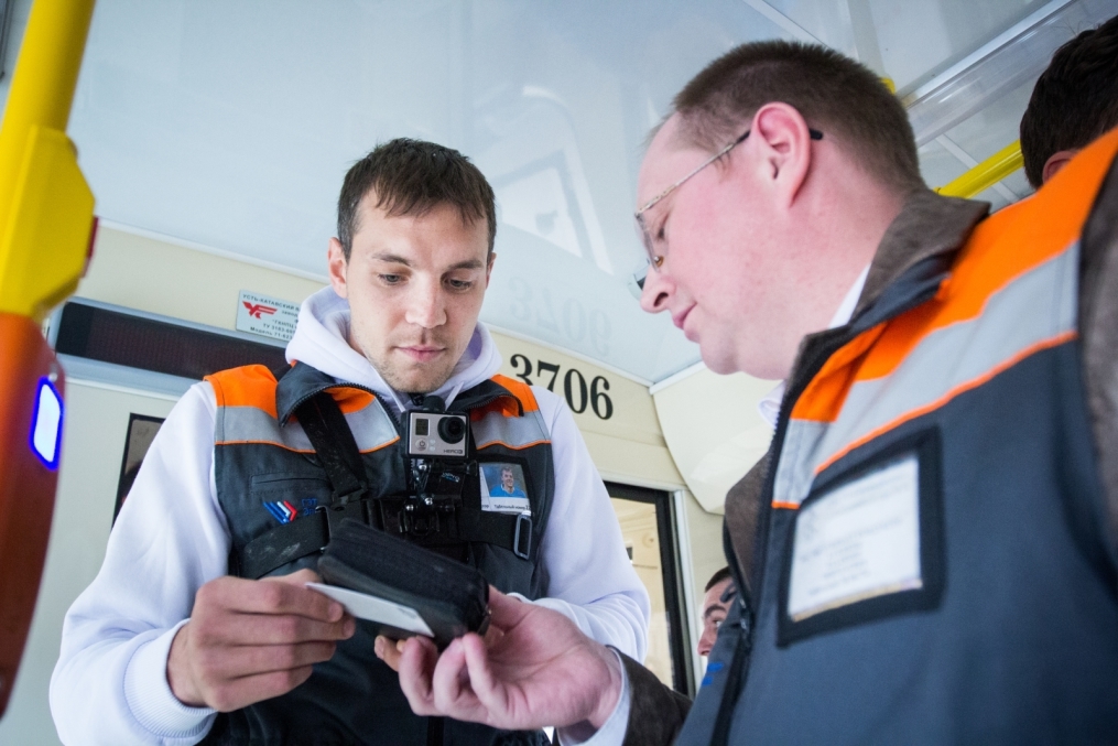 «Давай-давай!»: нападающий ФК «Зенит» Артём Дзюба поработал кондуктором трамвая в поддержку благотворительного проекта «Зенита» и «Русфонда».