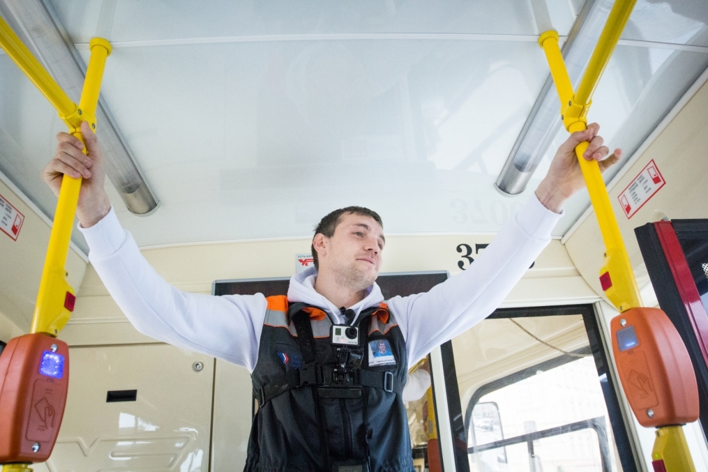 «Давай-давай!»: нападающий ФК «Зенит» Артём Дзюба поработал кондуктором трамвая в поддержку благотворительного проекта «Зенита» и «Русфонда».