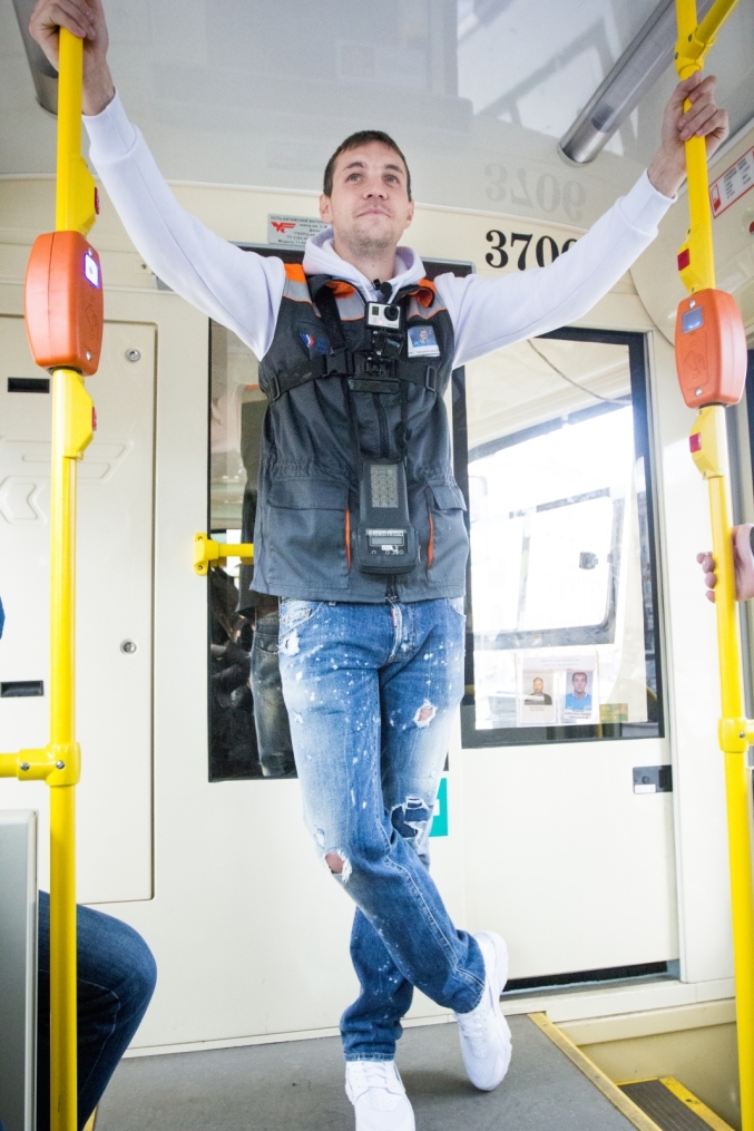 «Давай-давай!»: нападающий ФК «Зенит» Артём Дзюба поработал кондуктором трамвая в поддержку благотворительного проекта «Зенита» и «Русфонда».